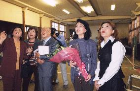 (5)Abductees enjoy their homecoming